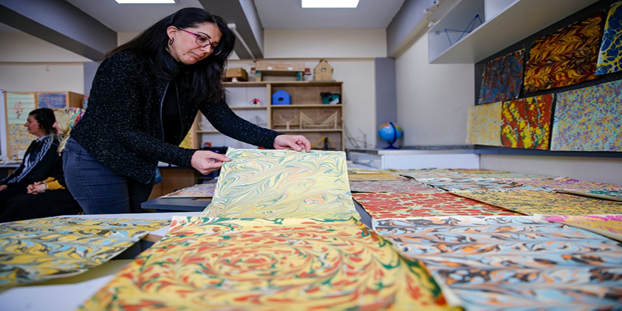 Diyarbakır'da öğretmenler depremin travmasından ebru sanatıyla uzaklaştı